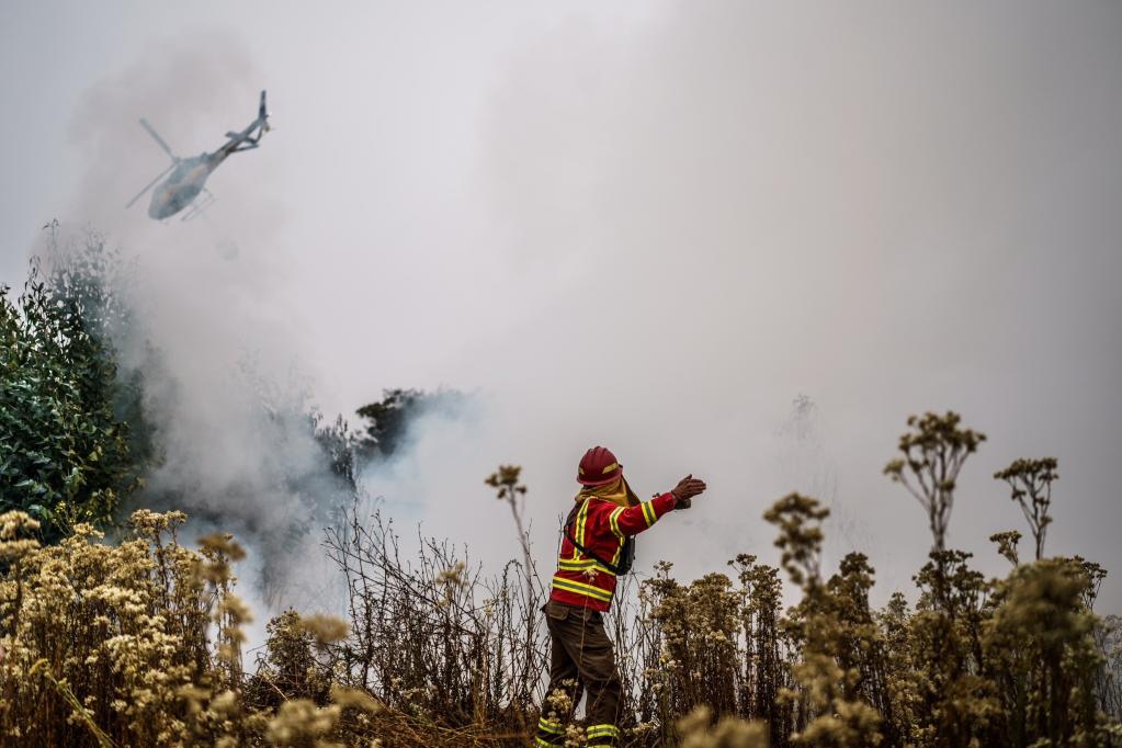 Bombero CONAF combatiendo incendios forestales región Valpo