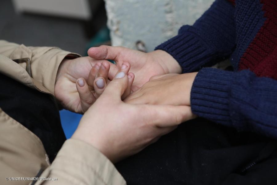 Campaña UNICEF, manos demostrando apoyo entre dos personas