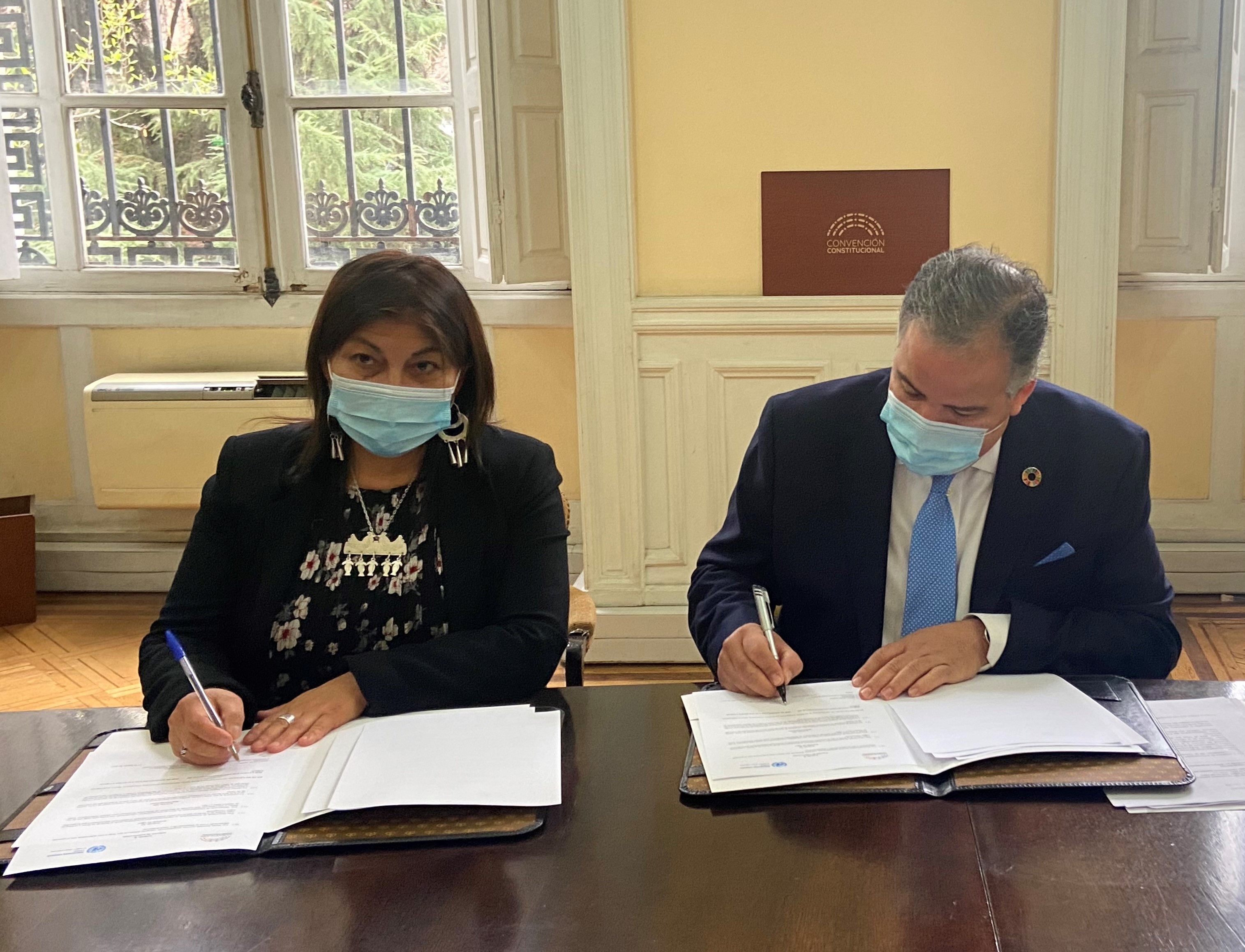 Elisa Loncon, Presidenta de la Convención, y Miguel Barreto, Coordinador Residente (interino) de ONU Chile firman acuerdo de entendimiento