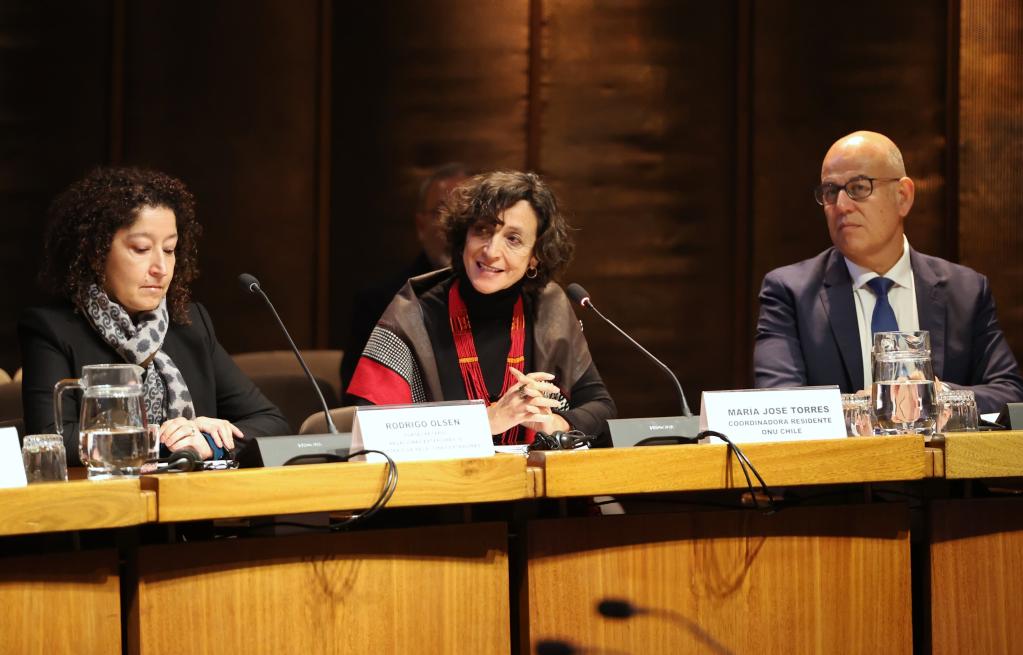 Representante del Minsiterio de Relaciones EXteriores, Coordinadora Residente de ONU Chile y Secretario de la Comisión de CEpal en la testera del evento