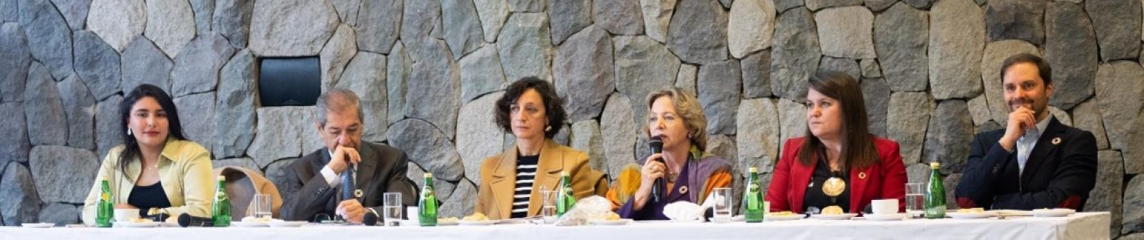 Mesa de conversación: Constanza Cárdenas (UAB), Fernando Alvear, gerente general de la Confederación de la Producción y del Comercio (CPC); María José Torres, coordinadora residente del Sistema de Naciones Unidas en Chile; Nicole Romo, de la subsecretaria de Evaluación Social del Ministerio de Desarrollo Social y Familia; y Margarita Ducci, directora ejecutiva de Pacto Global Chile; Jaime Bellolio, director del Observatorio Territorial del Instituto de Políticas Públicas de la Universidad Andrés Bello
