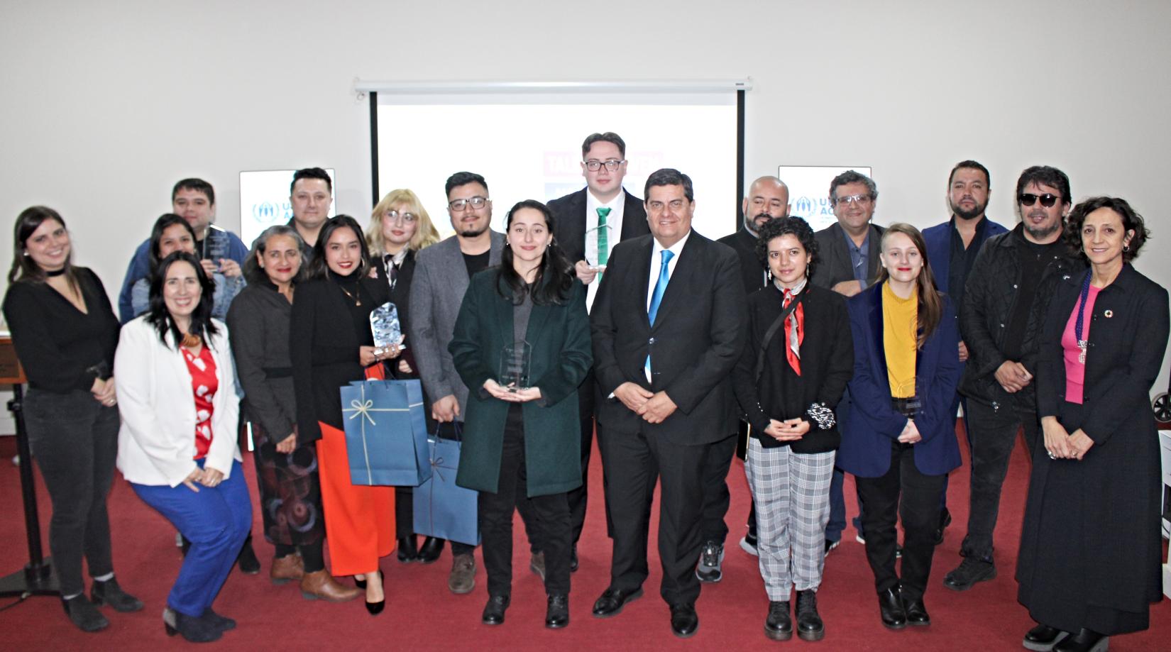 Ganadores y ganadoras del premio PSE junto a las autoridades de ONU Chile, U. central y ACNUR.