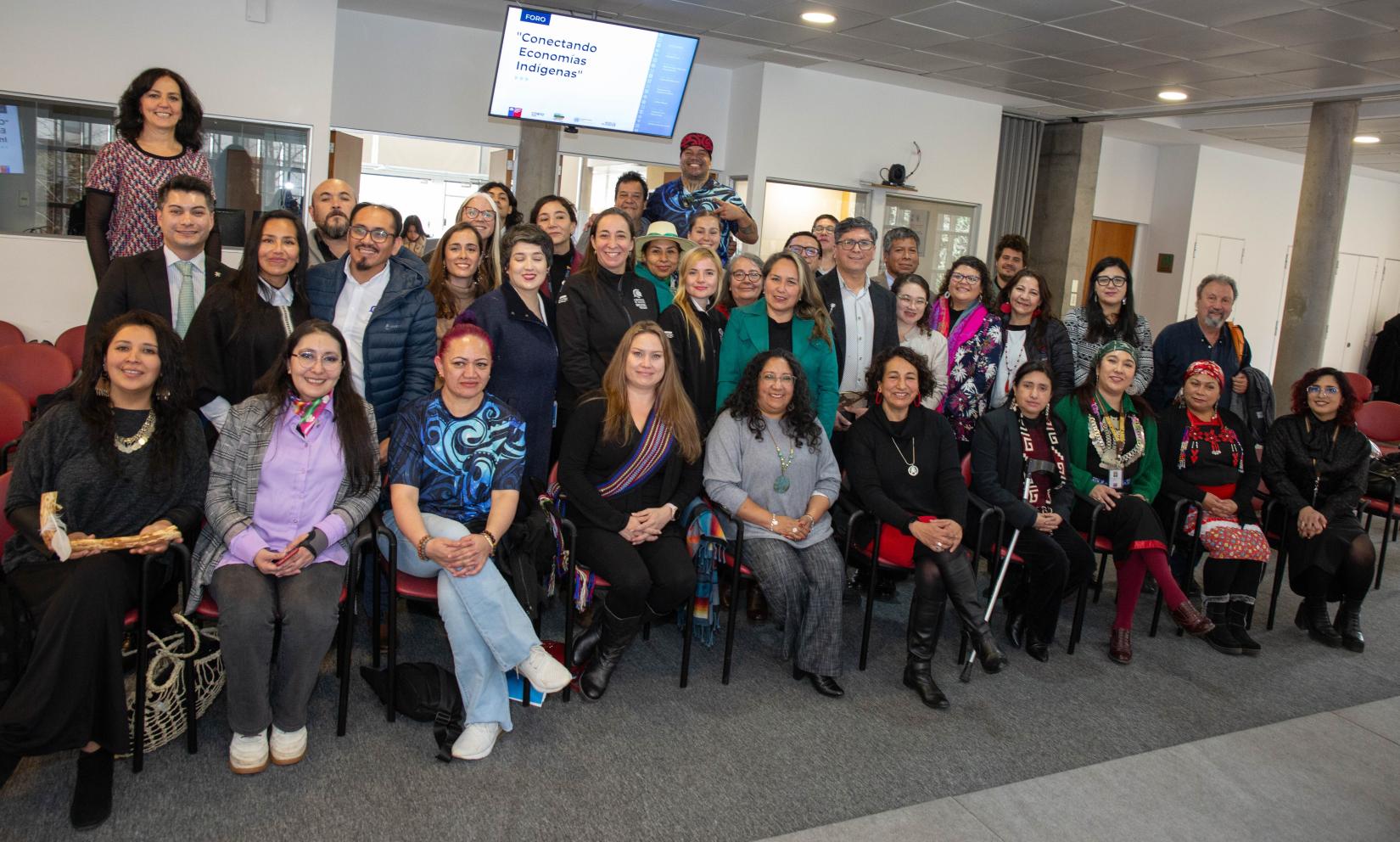 Fotografía de los y las Participantes Foro Economías Indigenas