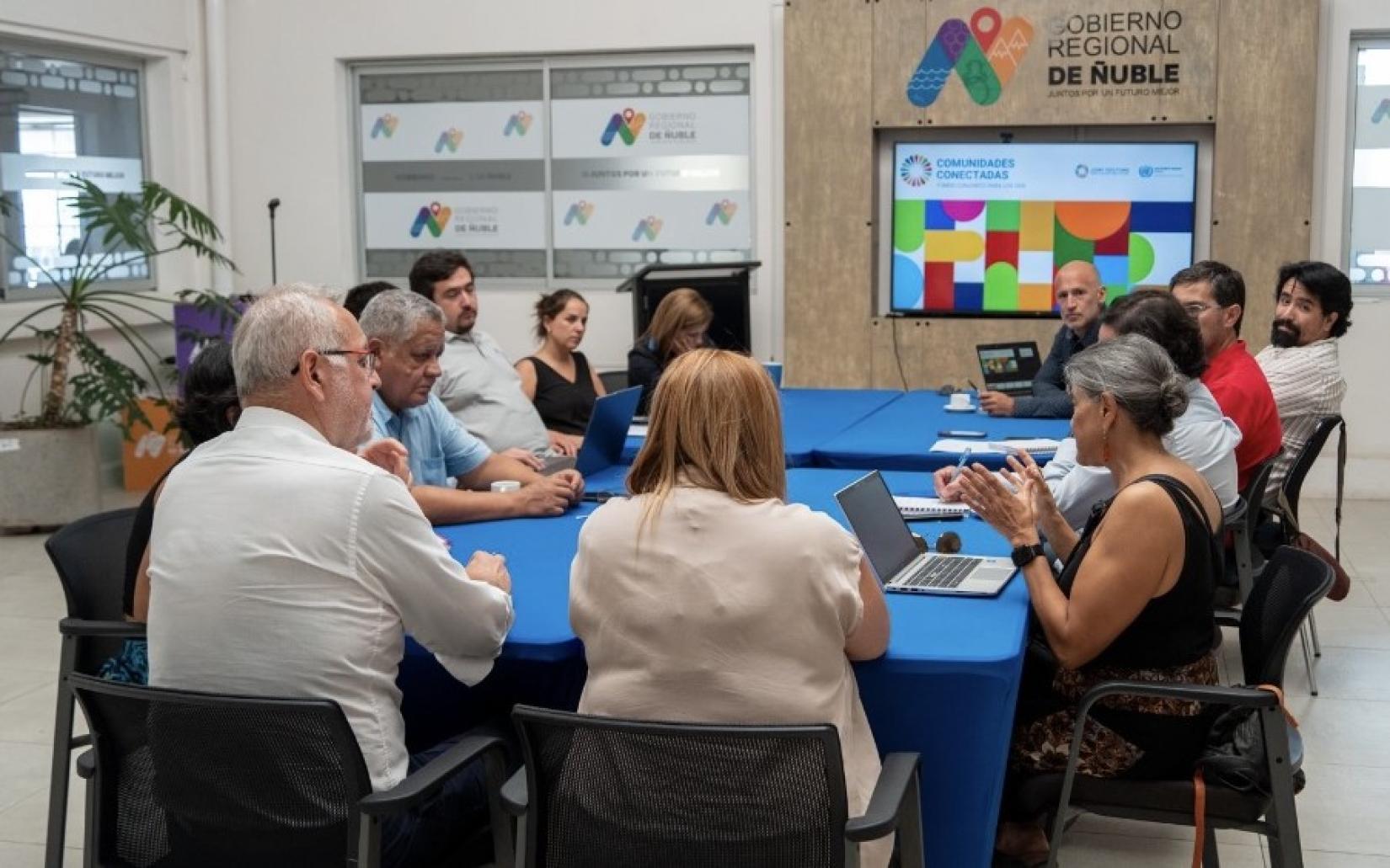 Imagen de la reunión en el gobierno de Ñuble, autoridades locales y líderes del proyecto comunidades conectadas sentados en la mesa