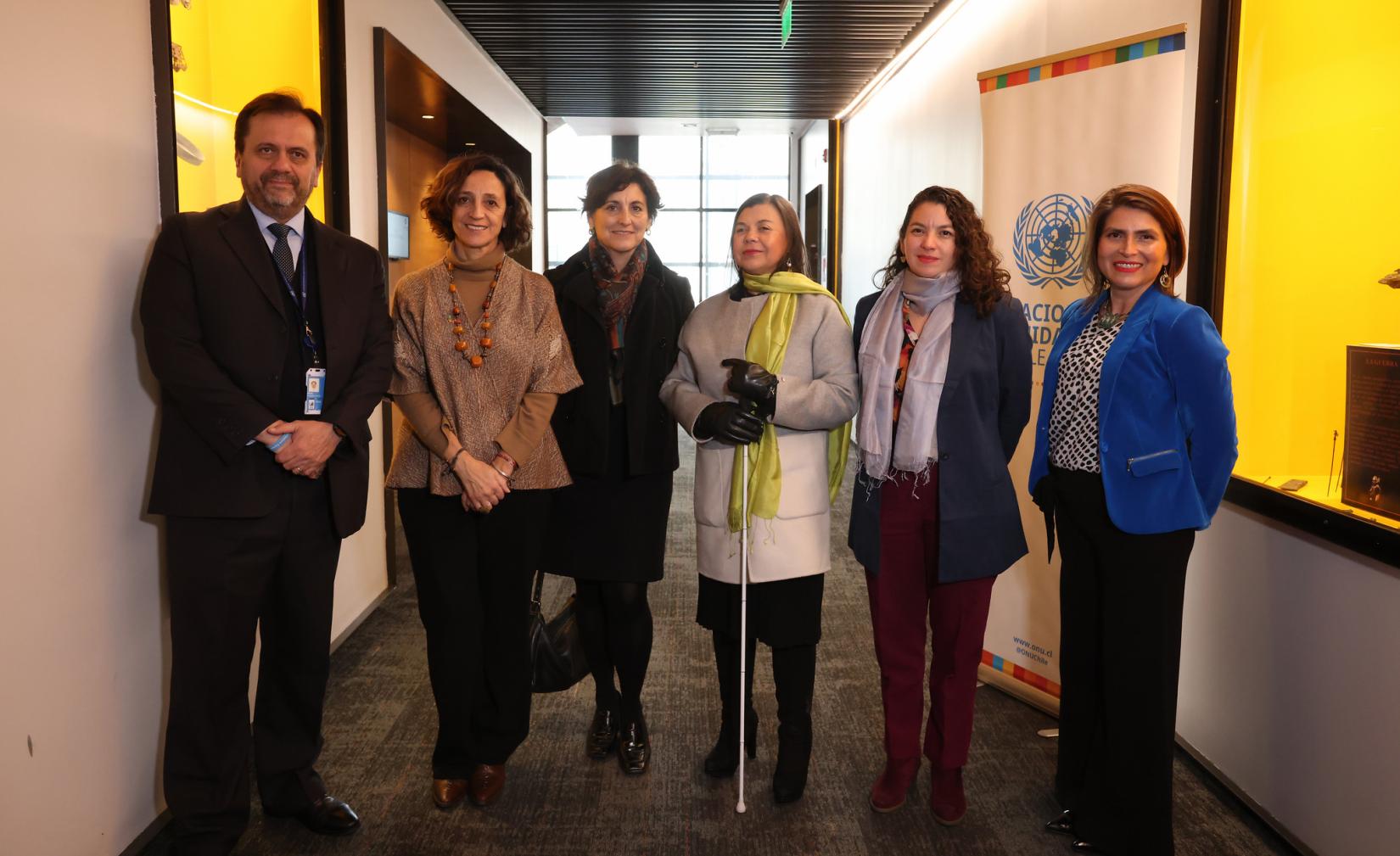 autoridades asistentes al evento posando para una foto. En la foto se ve a la Coordinadora Residente de ONU Chile, al representante de ACNUDH, Xvier Mena, a la ministra de Salud, a la ministra de Desarrollo Social y a María Soledad Cisternas