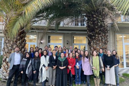 foto de grupo de personas ante la fachada de una casa, En el grupo de personas se encuentran representantes de Naciones Unidas y del Consejo Consultivo de ONU Chile