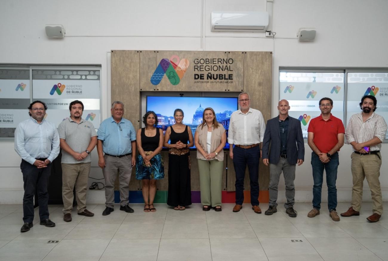 Integrantes del proyectos COmunidades Conectadas y autoridades locales en la Gobernación de Ñuble