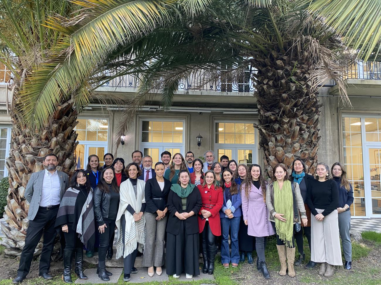 foto de grupo de personas ante la fachada de una casa, En el grupo de personas se encuentran representantes de Naciones Unidas y del Consejo Consultivo de ONU Chile