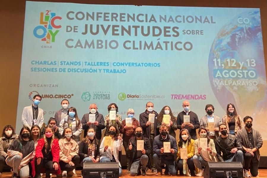 Cierre LCOY2 jovenes y autoridades en el escenario con declaración en la mano