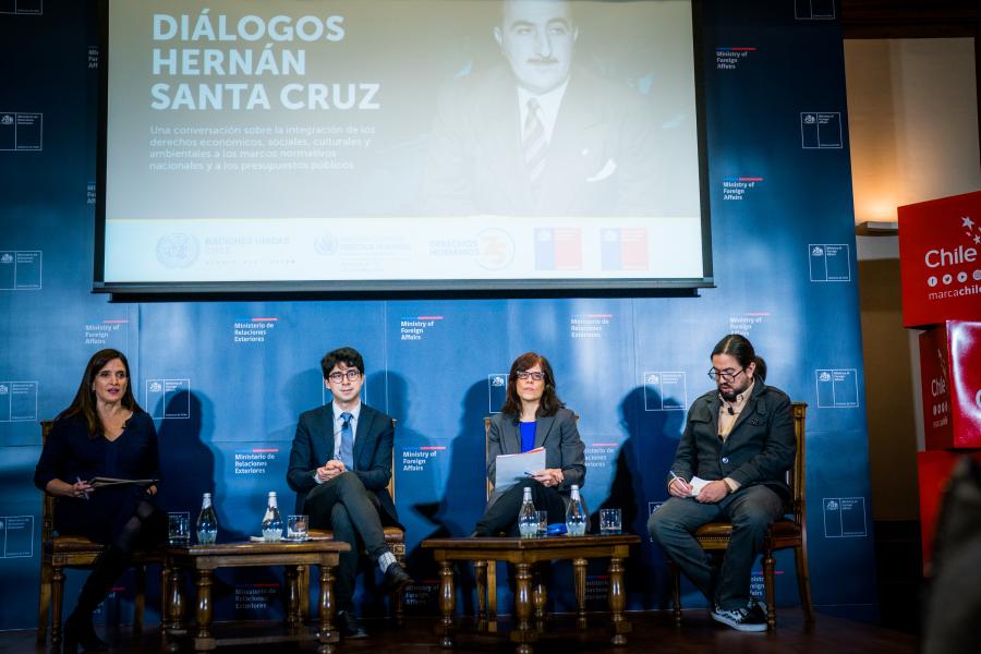 Panelistas del Diálogo Hernán Sta Cruz sentados en orden de izquierda a derecha: la Moderador y periodista Matilde Burgos, por el jefe de Estudios de la Dirección de Presupuestos de Chile, Pablo Jorquera, la miembro del Comité de Derechos Económicos, Sociales y Culturales de las Naciones Unidas Julieta Rossi, y el encargado de Política e Incidencia de Tax Justice Network, Sergio Chaparro