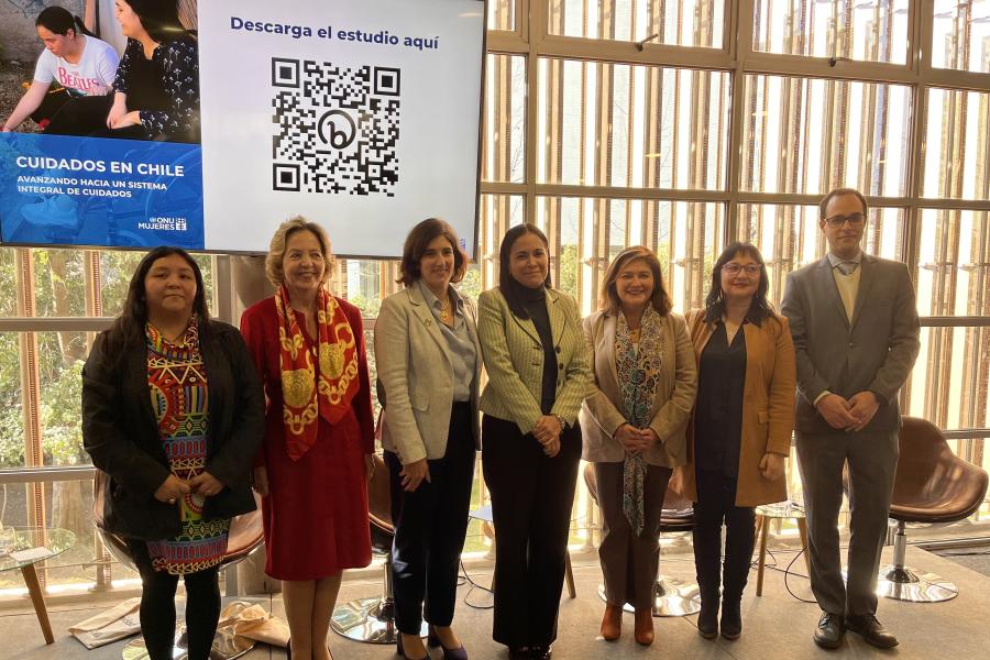 En la imagen se muestra a quienes fueron parte del panel de discusión: representantes de la Cut, Pacto Global, Cepal, ONU Mujeres, Comunidad Mujer, el parlamento y OIT