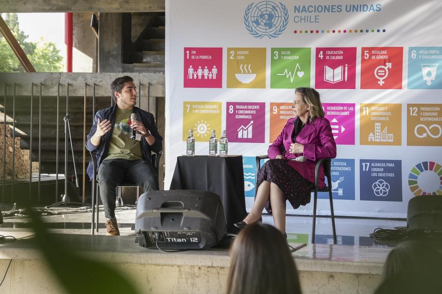 Matías Gacitúa y Margarita Ducci sentados en el escenario durante uno de los conversatorios.