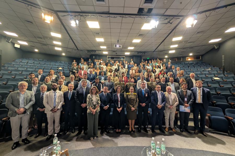 Autoridades y representantes que participaron de la instancia posando para la foto en el salón donde se llevó a cabo la instancia