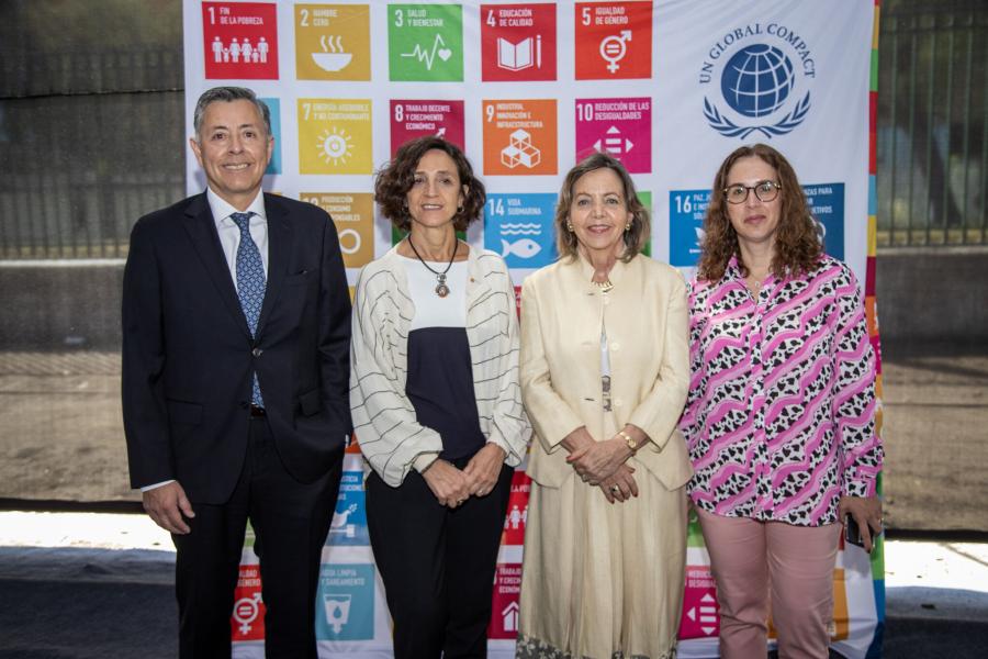 Autoridades sonriendo a la cámara con un pendón de ONU Chile atrás.