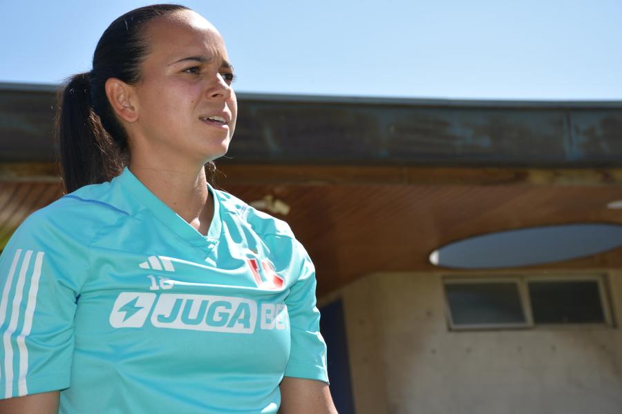 foto de Barbara Sánchez con polera turquesa de entrenamiento 