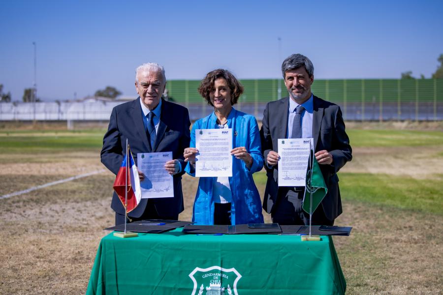 Autoridades de Gendarmería, ONU Chile y el INAF sostienen la carta de compromiso firmada por las tres instituciones