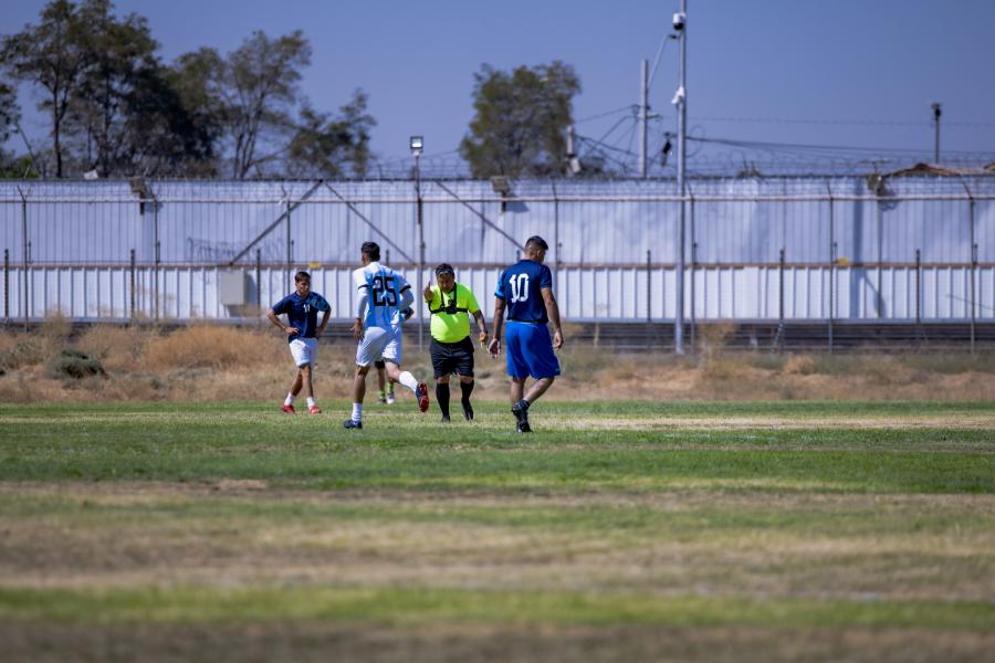 Participantes del curso juegan partido de fútbol inaugural