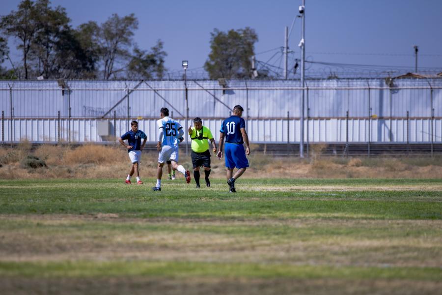 Participantes del curso juegan partido de fútbol inaugural 