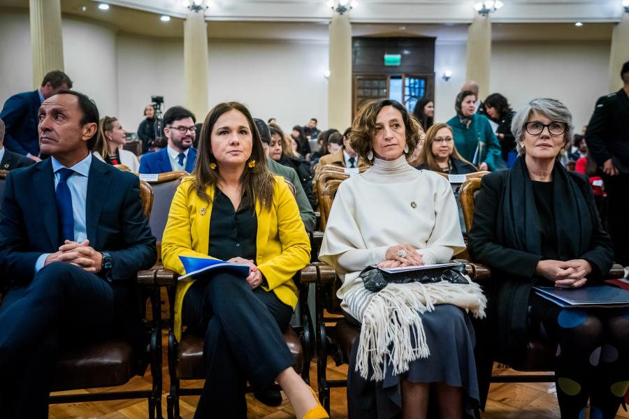 foto de tres mujeres y un hombre sentados en la primera fila (coordinadora residente, vicerrectora, ministra subrogante de relaciones exteriores y ministro del deportre)