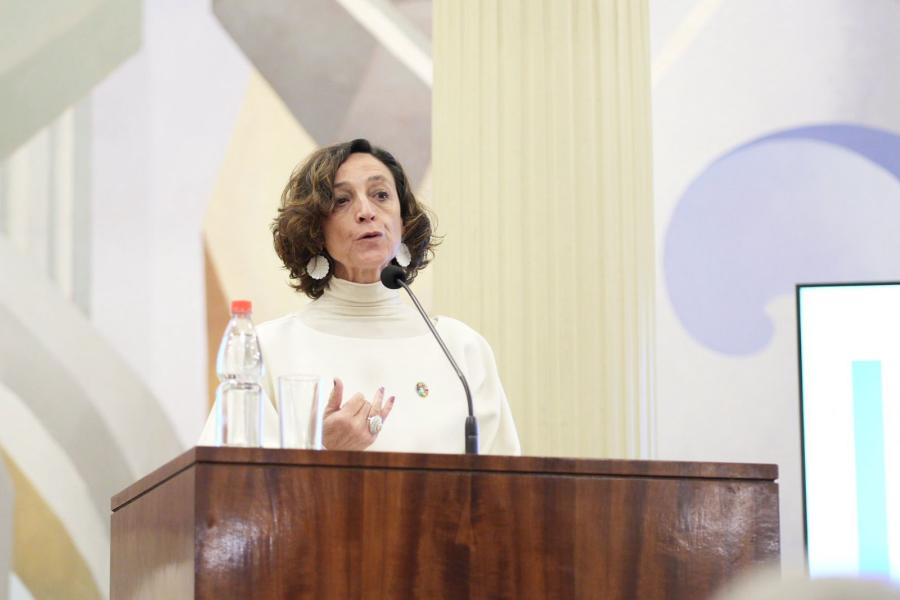 maria josé torres hablando en el podio del salón de honor