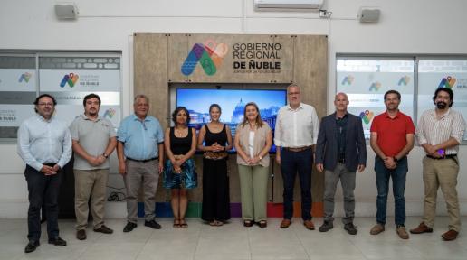 Integrantes del proyectos COmunidades Conectadas y autoridades locales en la Gobernación de Ñuble