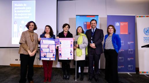 autoridades de Naciones Unidas y del Gobierno posan con el afiche y el librillo entregado durante la entrega del protocolo