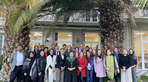 foto de grupo de personas ante la fachada de una casa, En el grupo de personas se encuentran representantes de Naciones Unidas y del Consejo Consultivo de ONU Chile